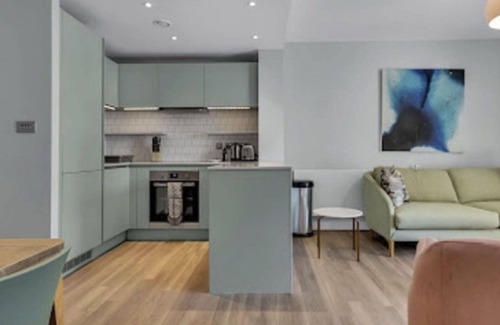 Wembley Park Apartment | Cosy apartment for 4 guests with WIFI, TV and terrace