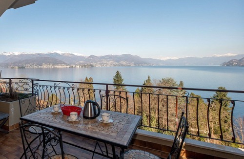 Stresa Apartment | Cosy apartment for 4 guests with WIFI, pool, TV and terrace