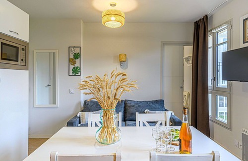 Baden Apartment | Cosy apartment for 4 guests with WIFI, pool, TV, balcony and parking