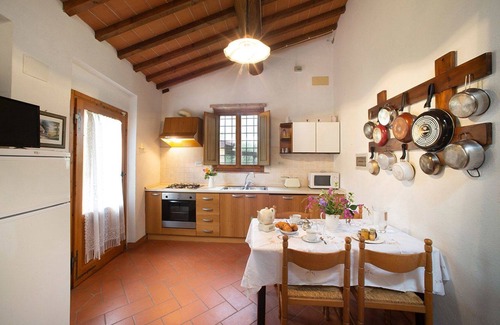 Scandicci Apartment | Cosy apartment for 4 guests with WIFI, pool and TV, close to Florence