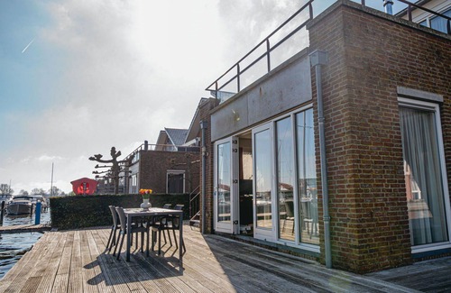 Municipality of Uitgeest Apartment | Cosy apartment for 4 guests with WIFI, TV, terrace and pets allowed