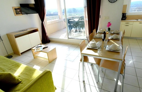 Azille Apartment | Cosy apartment for 5 guests with WIFI, pool, TV, terrace and pets allowed