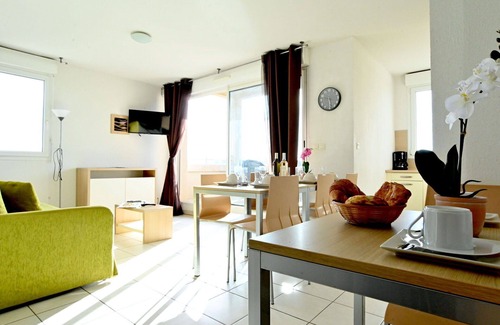 Azille Apartment | Cosy apartment for 5 guests with WIFI, pool, TV, terrace and pets allowed