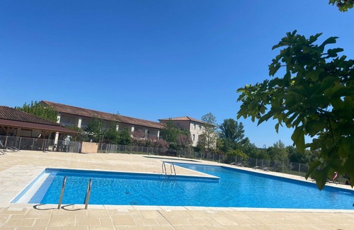 Azille Apartment | Cosy apartment for 5 guests with WIFI, pool, TV, terrace and pets allowed