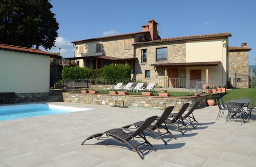 Capolona Apartment | Cosy apartment for 5 people with pool, WIFI, TV, pets allowed and panoramic view, close to Arezzo