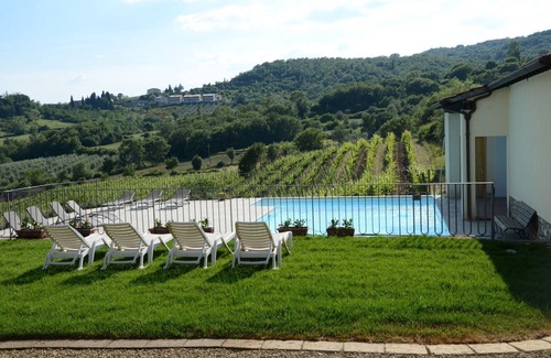 Capolona Apartment | Cosy apartment for 5 people with pool, WIFI, TV, pets allowed and panoramic view, close to Arezzo