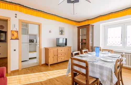 Canazei Apartment | Cosy apartment for 6 guests with WIFI, TV and balcony