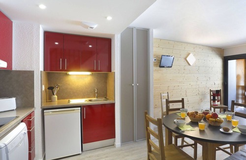 Peyragudes Apartment | Cosy apartment for 6 guests with WIFI, pool, TV, terrace, pets allowed and parking