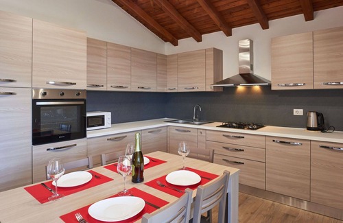Stazzona Apartment | Cosy apartment for 6 people with WIFI, pool, hot tub, TV and terrace