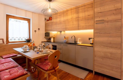 Penia Apartment | Cosy apartment for 6 people with WIFI, TV, patio and pets allowed