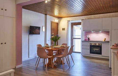 Claino Con Osteno Apartment | Cosy apartment for 6 people with WIFI, TV and pets allowed