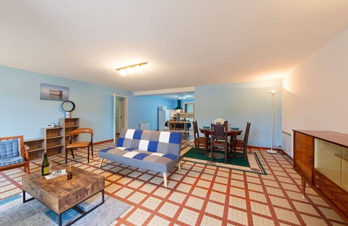 La Palmyre Apartment | Cosy apartment for 10 people with WIFI, TV, terrace and pets allowed