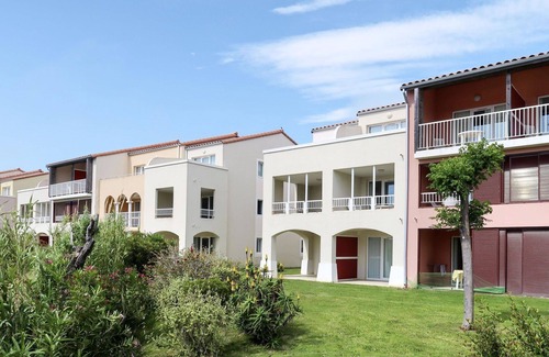 Le Barcares Apartment | Cosy apartment for 5 people with pool, TV, terrace and pets allowed