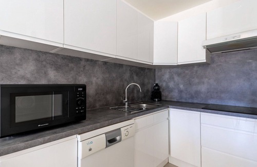 Le Lavandou Apartment | Cosy apartment for 4 guests with A/C, WIFI, TV and balcony