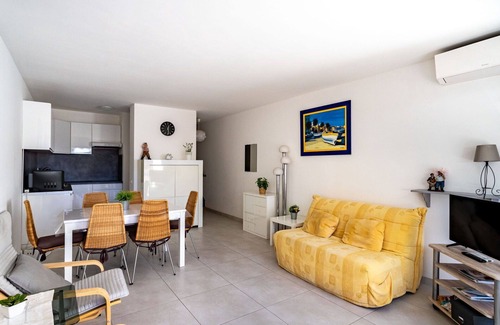 Le Lavandou Apartment | Cosy apartment for 4 guests with A/C, WIFI, TV and balcony