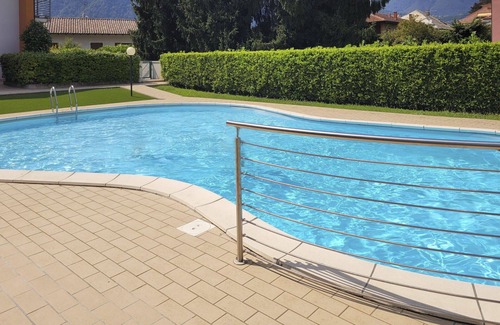 Brolo Apartment | Cosy apartment for 5 people with WIFI, pool, TV, terrace and pets allowed