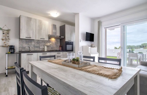 La Muddizza Apartment | Cosy apartment for 6 guests with pool, WIFI, A/C, TV, patio and pets allowed