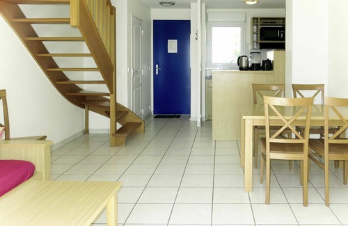 Azay-le-Rideau House | Cosy apartment in villa for 6 people with WIFI, pool, TV, terrace and pets allowed