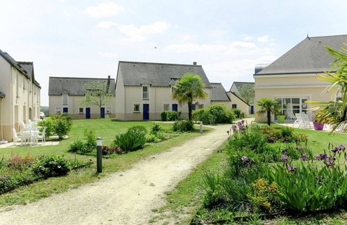 Azay-le-Rideau House | Cosy apartment in villa for 6 people with WIFI, pool, TV, terrace and pets allowed