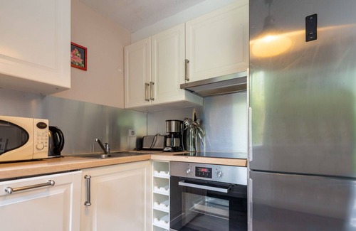 Beuvron-en-Auge House | Cosy apartment in villa for 6 guests with WIFI, TV and terrace