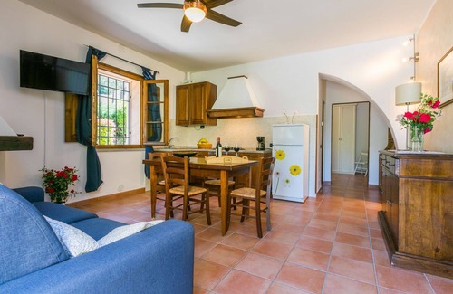 Montespertoli Villa | Cosy apartment in villa for 4 people with WIFI, pool, TV, patio, pets allowed and panoramic view