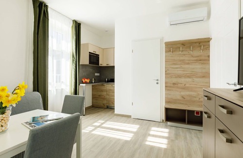 Balatonszarszo House | Cosy apartment in villa for 12 people with A/C, WIFI, hot tub, TV and patio