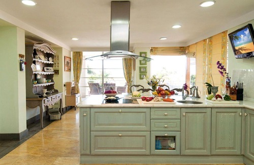 Sonnenland House | Cosy apartment in villa for 12 guests with WIFI, private pool, TV and patio