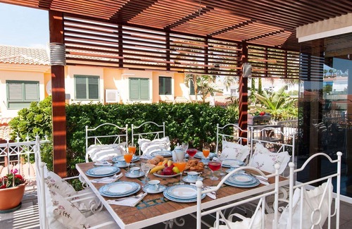 Sonnenland House | Cosy apartment in villa for 12 guests with WIFI, private pool, TV and patio