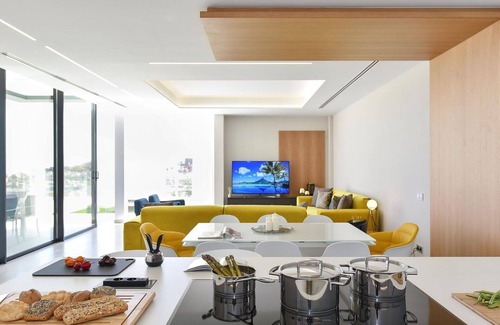 Salobre Villa | Cosy apartment in villa for 10 people with A/C, private pool, WIFI, TV, terrace and pets allowed