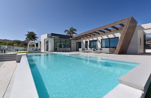 Salobre Villa | Cosy apartment in villa for 10 people with A/C, private pool, WIFI, TV, terrace and pets allowed