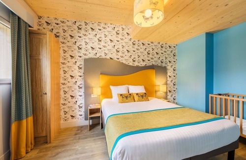 Bailly-Romainvilliers House | Cosy apartment in villa for 6 guests with WIFI, pool, TV, terrace and parking