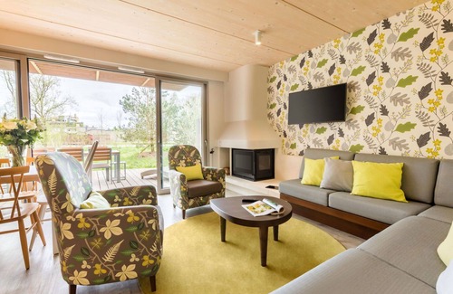 Bailly-Romainvilliers House | Cosy apartment in villa for 6 guests with WIFI, pool, TV, terrace and parking
