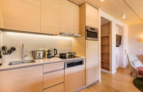 Bailly-Romainvilliers House | Cosy apartment in villa for 6 guests with pool, hot tub, WIFI, TV, terrace and parking