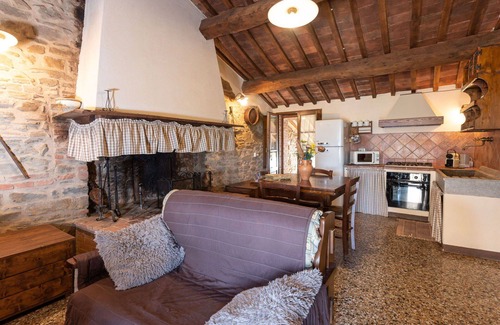 Poggi del Sasso Villa | Cosy apartment in villa for 5 people with pool, WIFI, A/C, TV, patio and pets allowed
