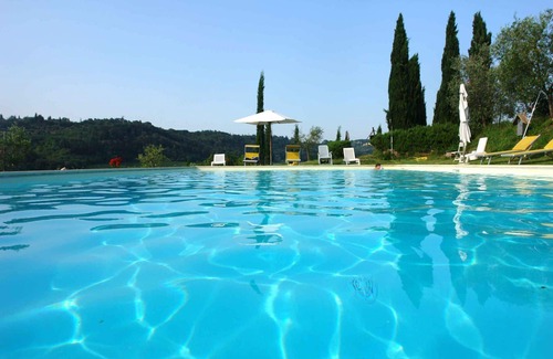 Poggibonsi Villa | Cosy apartment in villa with WIFI, pool, TV, patio and panoramic view, close to San Gimignano