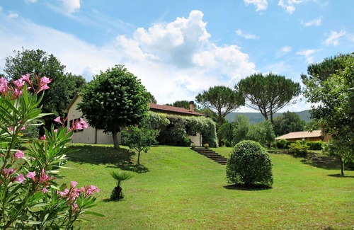 Montorsaio House | Cosy apartment in villa for 4 people with WIFI, pool, TV, patio and pets allowed