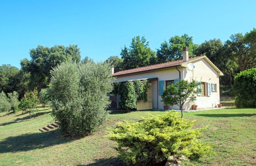 Montorsaio House | Cosy apartment in villa for 4 people with WIFI, pool, TV, patio and pets allowed