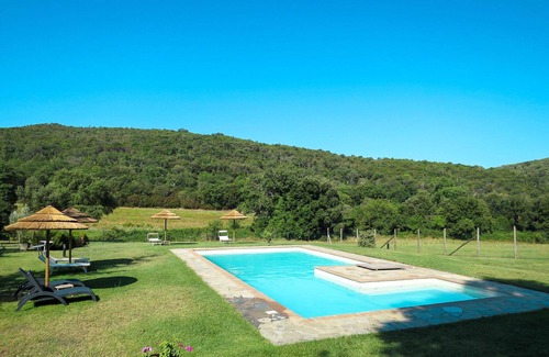 Montorsaio House | Cosy apartment in villa for 4 people with WIFI, pool, TV, patio and pets allowed