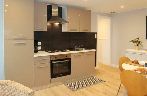 Plozevet Villa | Cosy apartment in villa for 4 guests with WIFI and parking