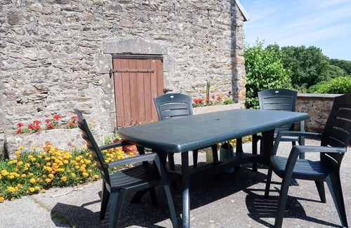 Plozevet Villa | Cosy apartment in villa for 4 guests with WIFI and parking