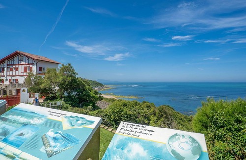Guethary House | Cosy apartment in villa for 6 people with pool, WIFI, TV, terrace and parking