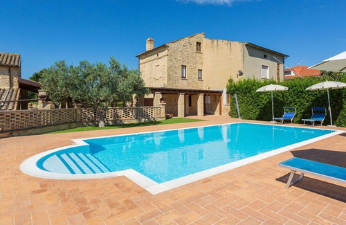 Crecchio House | Cosy apartment in villa for 4 guests with WIFI, pool, TV, terrace and pets allowed