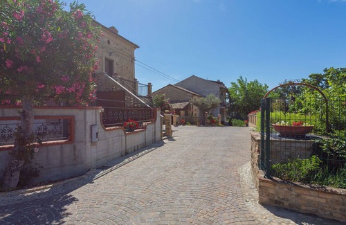 Crecchio House | Cosy apartment in villa for 4 guests with WIFI, pool, TV, terrace and pets allowed
