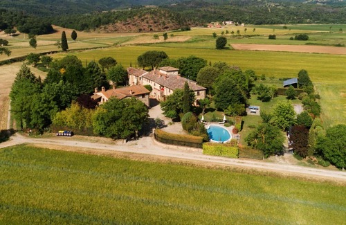 Civitella in Val di Chiana Villa | Cosy apartment in villa with WIFI, pool, TV, pets allowed, panoramic view, parking, close to Arezzo
