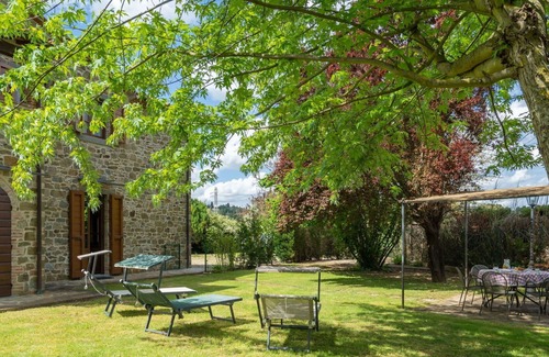 Civitella in Val di Chiana Villa | Cosy apartment in villa with WIFI, pool, TV, pets allowed, panoramic view, parking, close to Arezzo
