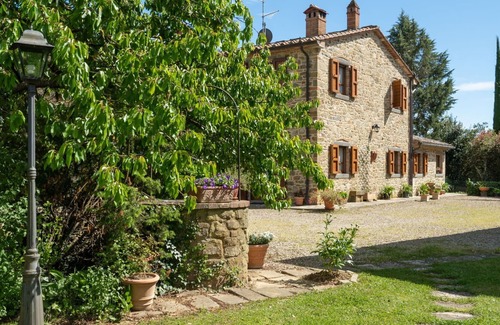 Civitella in Val di Chiana Villa | Cosy apartment in villa with WIFI, pool, TV, pets allowed, panoramic view, parking, close to Arezzo