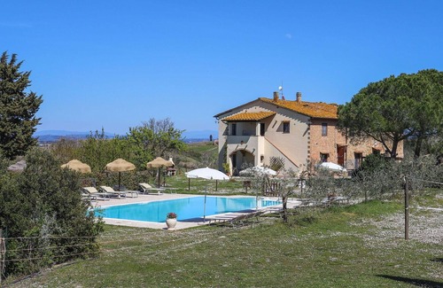 Sughera Villa | Cosy apartment in villa for 4 people with WIFI, pool, TV, terrace, pets allowed and parking