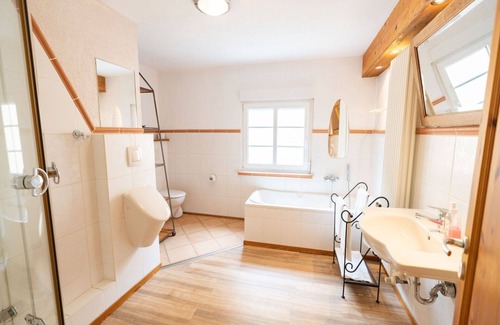 Ediger House | Cosy apartment in villa for 2 guests with WIFI, TV, balcony, pets allowed and parking