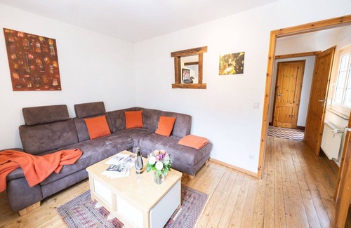Ediger House | Cosy apartment in villa for 2 guests with WIFI, TV, balcony, pets allowed and parking