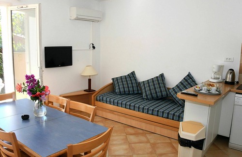 Pineto House | Cosy apartment in villa for 8 people with WIFI, pool, TV, terrace and pets allowed